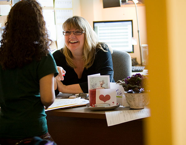 An advisor meets with a student.