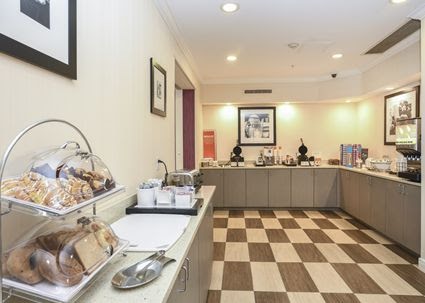 Breakfast area at Hampton Inn Jacksonville East Regency Square