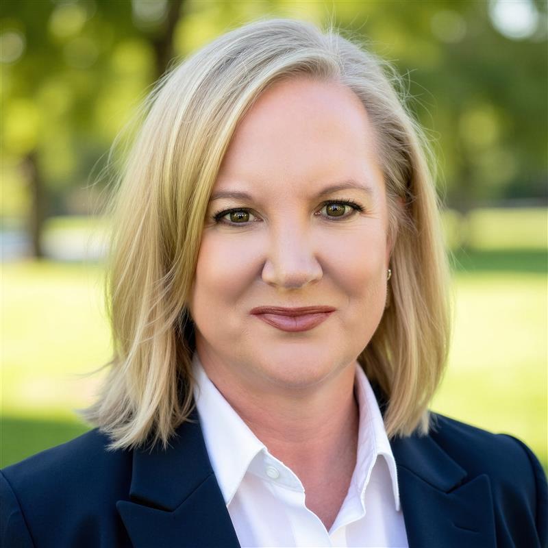 Erin Stearns Headshot