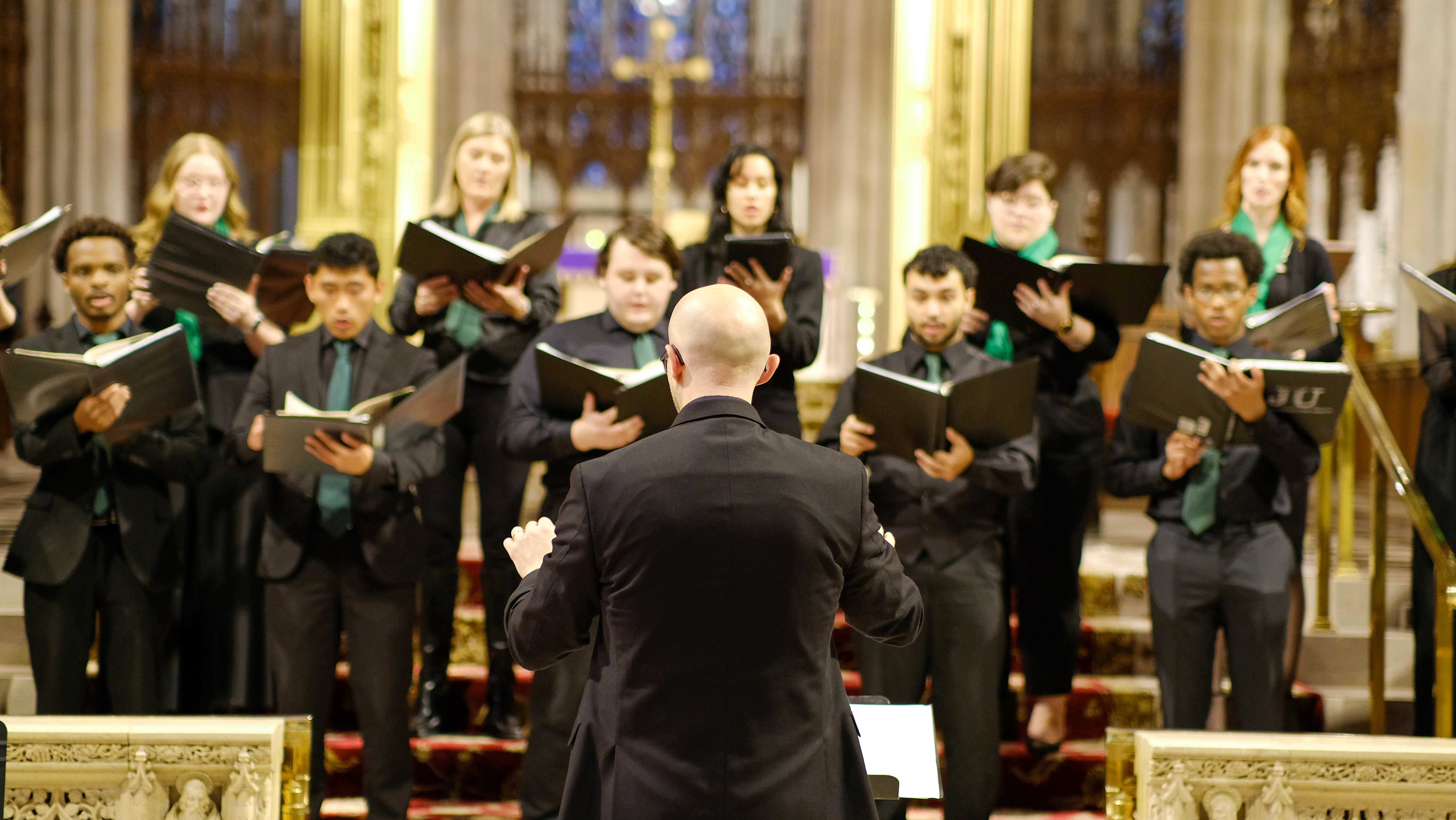 Conductor in front of a vocal ensemble