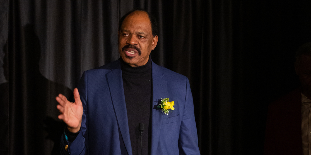 Artis Gilmore speaking to an audience