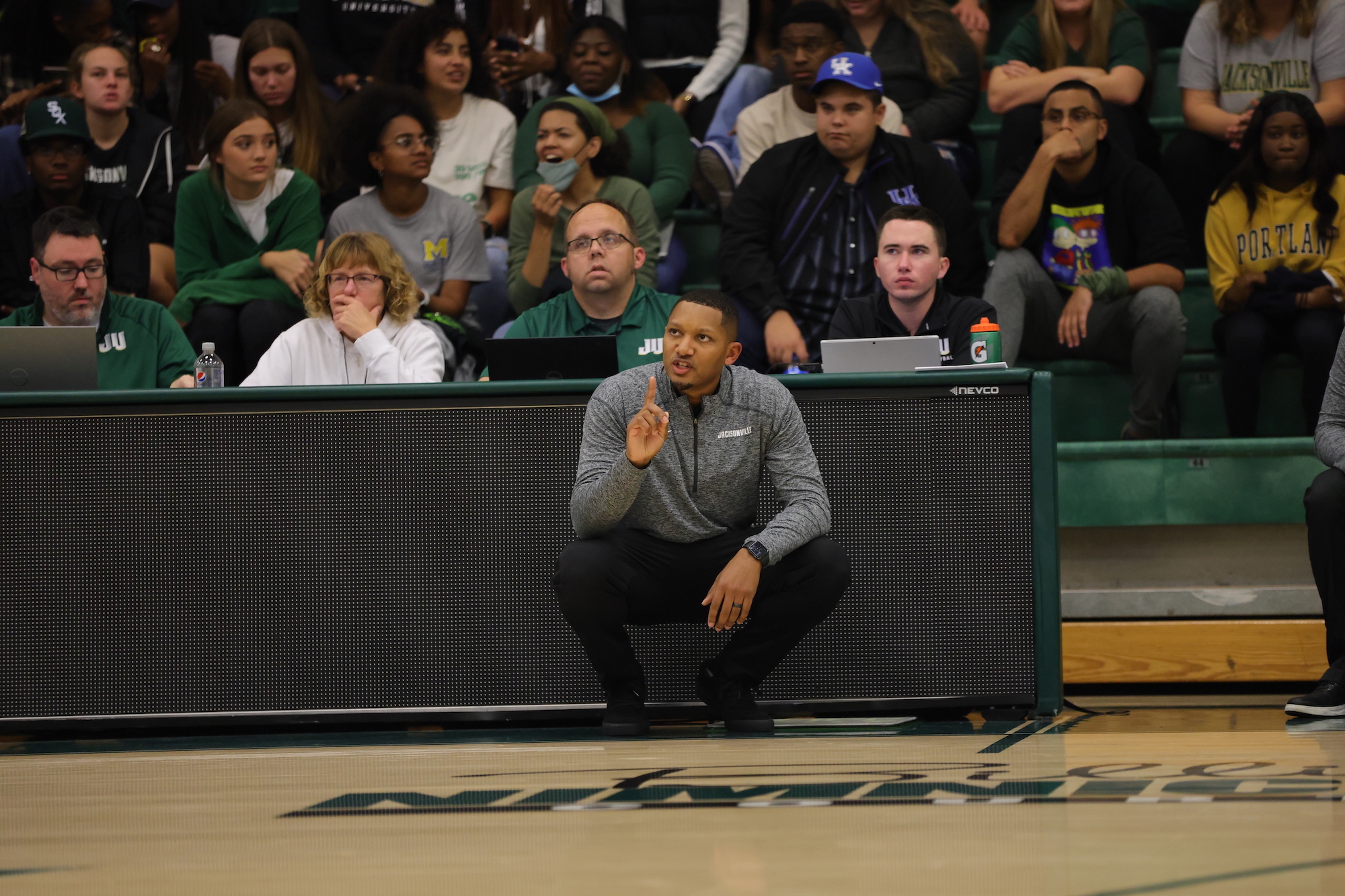 basketball coach jordan mincy coaches from sideline