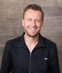 Dr. Dustin Pfundheller Dr. Dustin Pfundheller